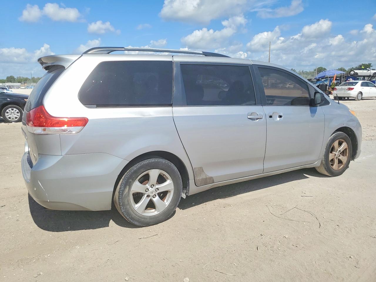 2011 Toyota Sienna Le Серебряный vin: 5TDKK3DC3BS005086