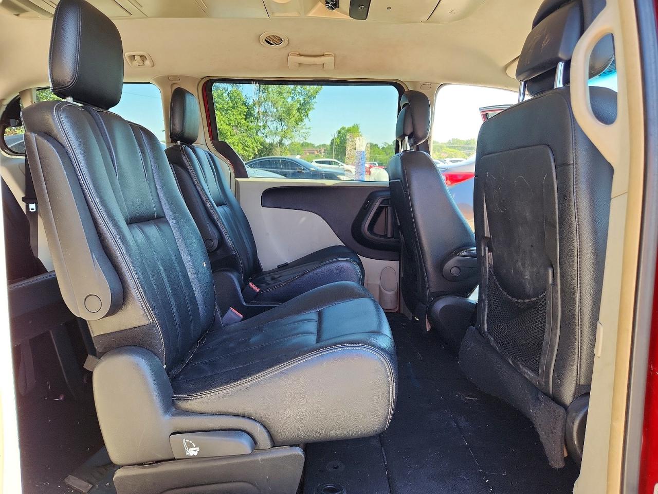 2014 Chrysler Town & Country Touring Red vin: 2C4RC1BG2ER160120