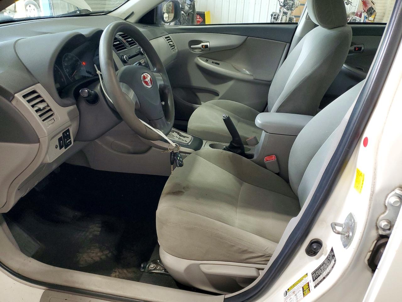 2010 Toyota Corolla Le White vin: 2T1BU4EE0AC460050