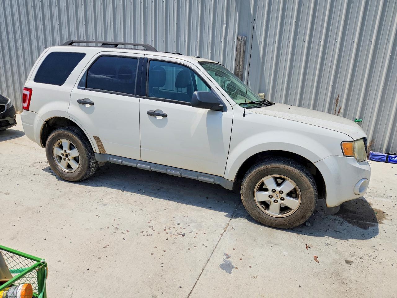2010 Ford Escape Xlt White vin: 1FMCU0D74AKA33660
