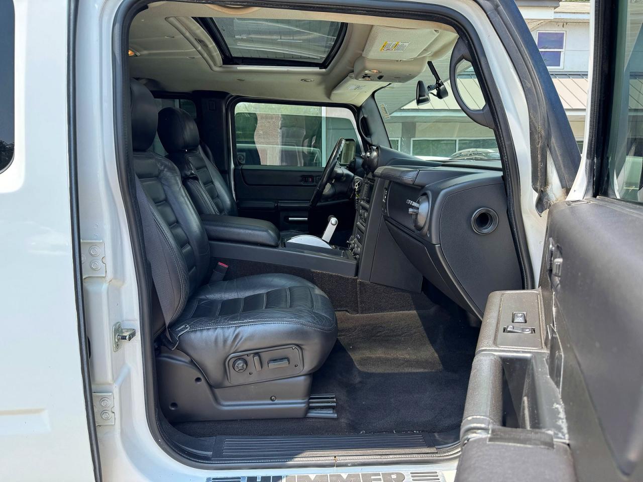 2006 Hummer H2 White vin: 5GRGN23U06H106175
