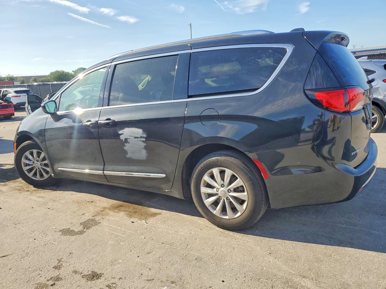 2019 Chrysler Pacifica Touring L Black vin: 2C4RC1BG7KR731614