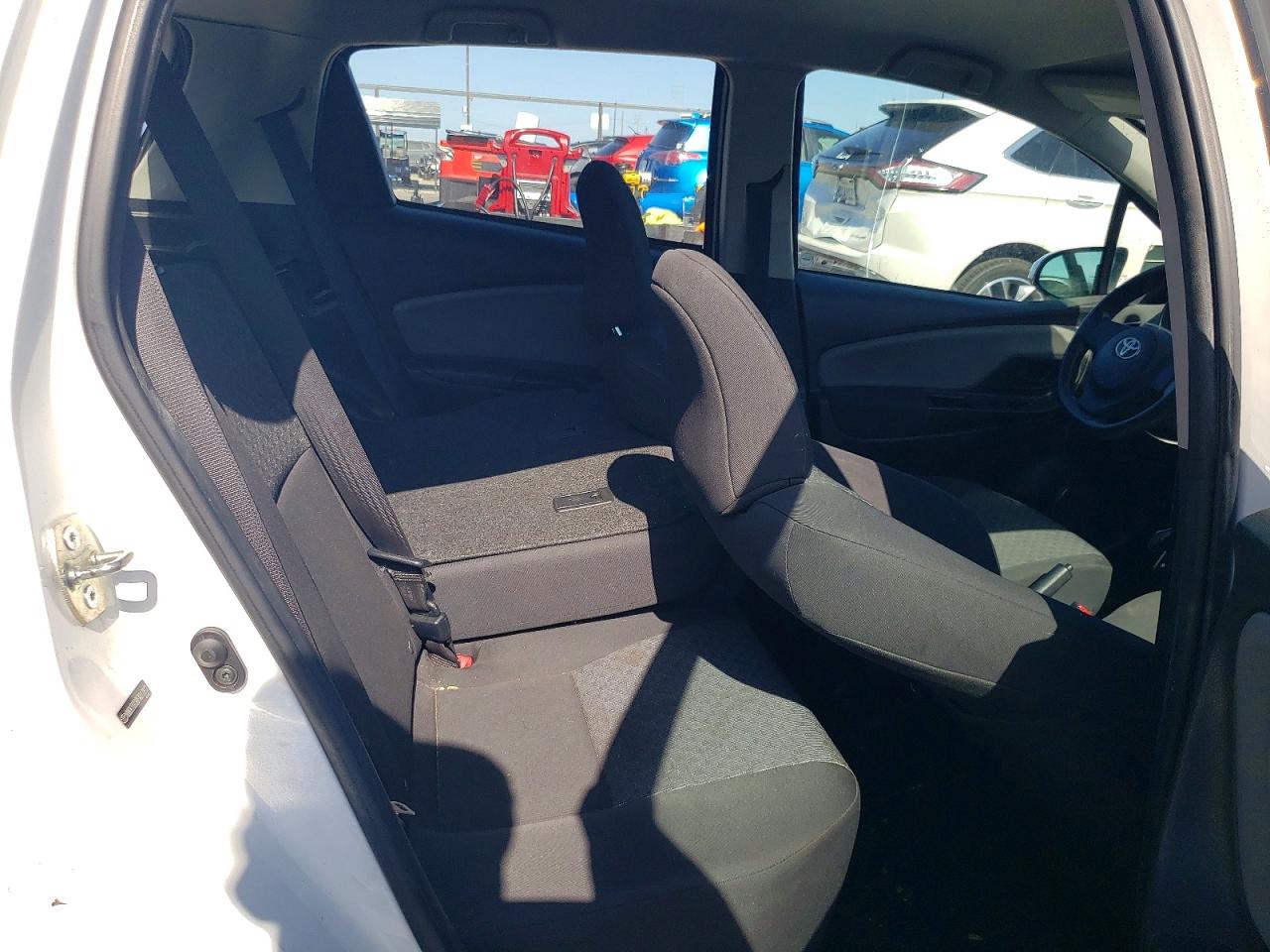 2015 Toyota Yaris 5-door L White vin: VNKKTUD38FA017912