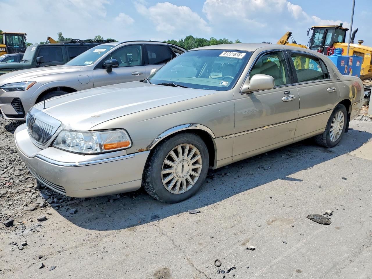 2004 Lincoln Town Car Executive Red vin: 1LNHM81W04Y679666