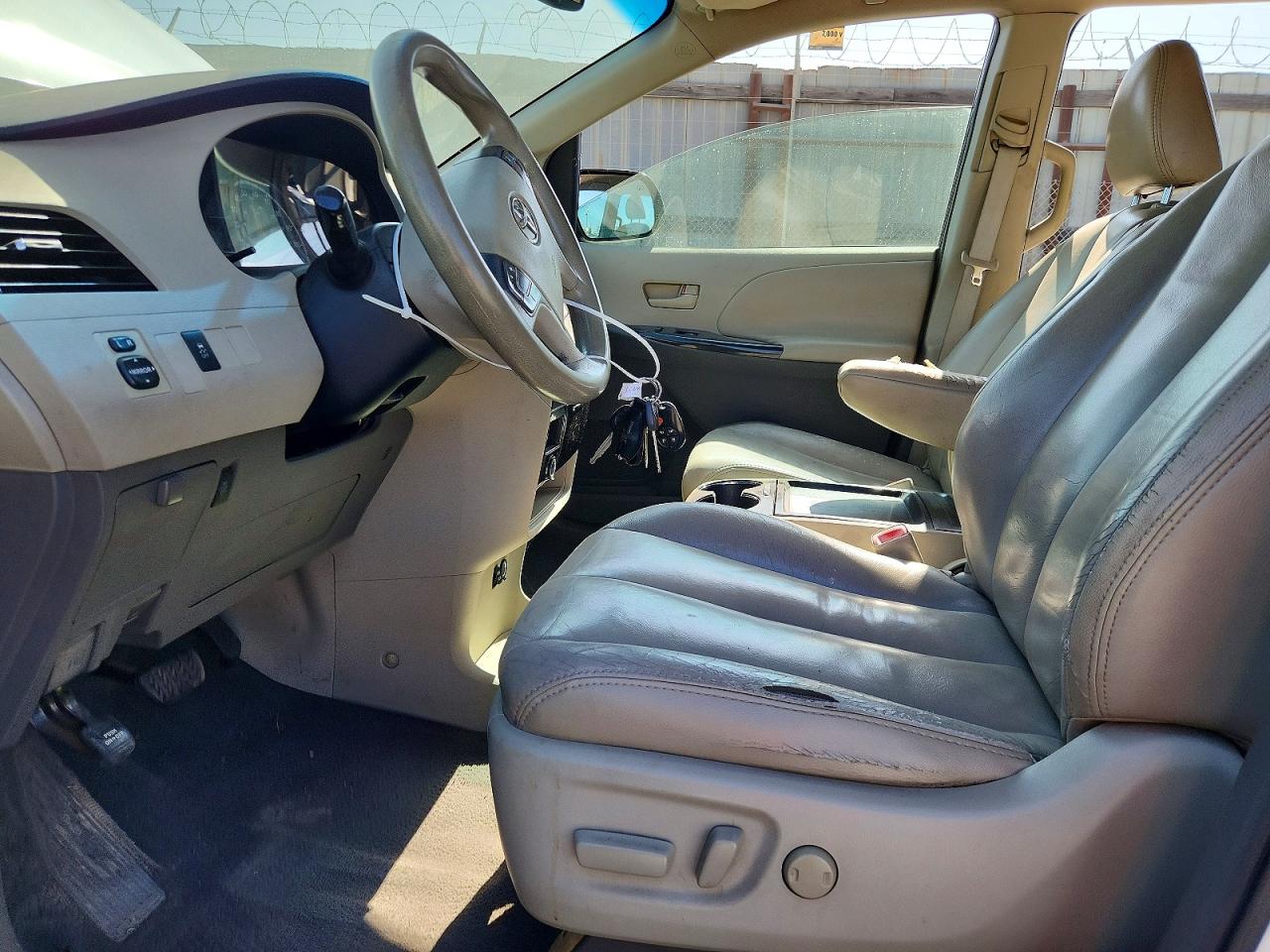 2011 Toyota Sienna Le White vin: 5TDKK3DCXBS041518