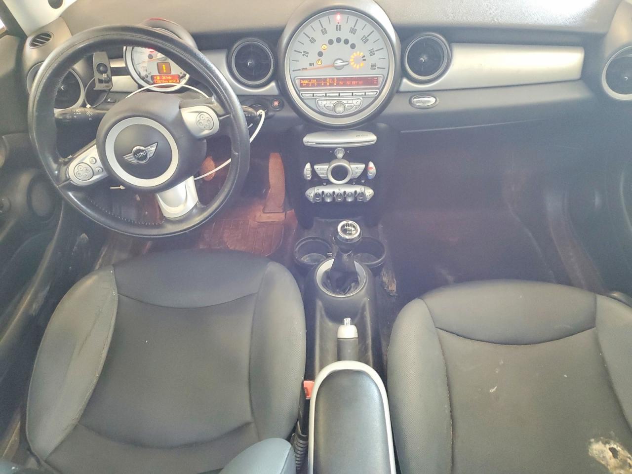 2009 Mini Cooper Maroon vin: WMWMF33519TU70314
