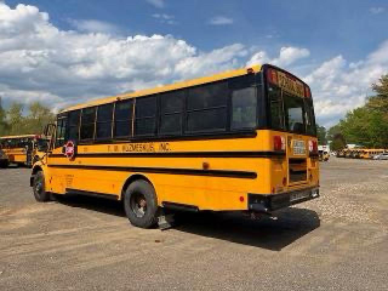 2015 Freightliner Chassis B2b Yellow vin: 4uzabpdu9fcgl9813