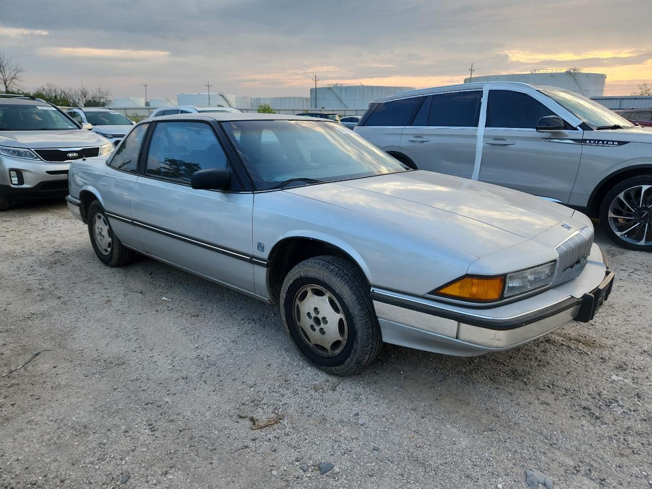 1988 Buick Regal Custom Серебряный vin: 2G4WB14W8J1411303
