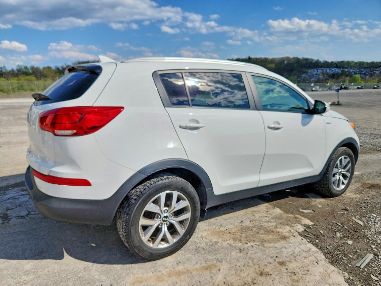 2015 Kia Sportage Lx White vin: KNDPBCAC8F7732623