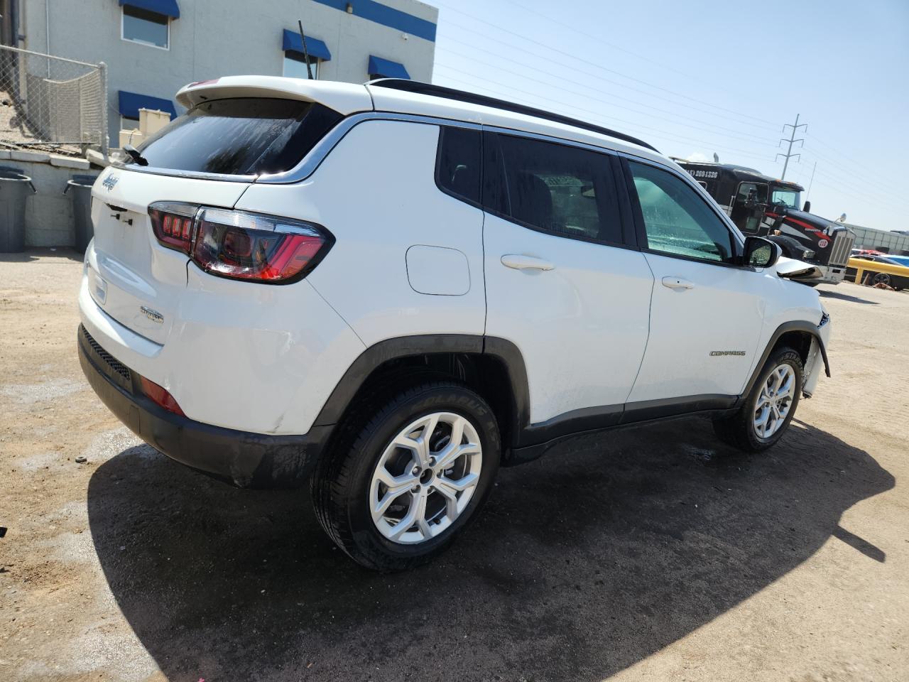 2024 Jeep Compass Latitude Белый vin: 3C4NJDBN4RT117566 Damage: Rear Bumper/Cover, Scraped, 2 To 3 Inches