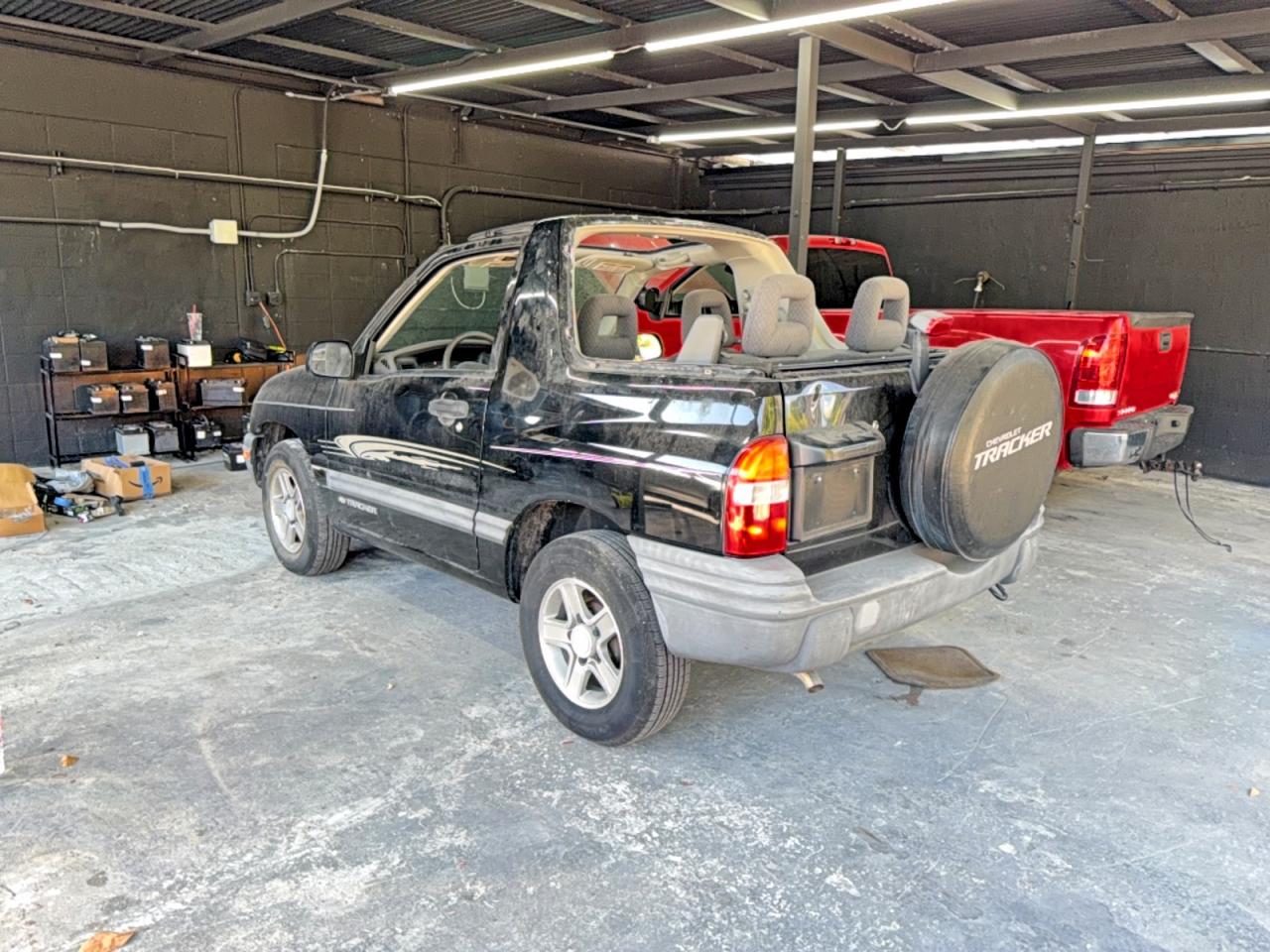 2003 Chevrolet Tracker Black vin: 2CNBE18C736925171