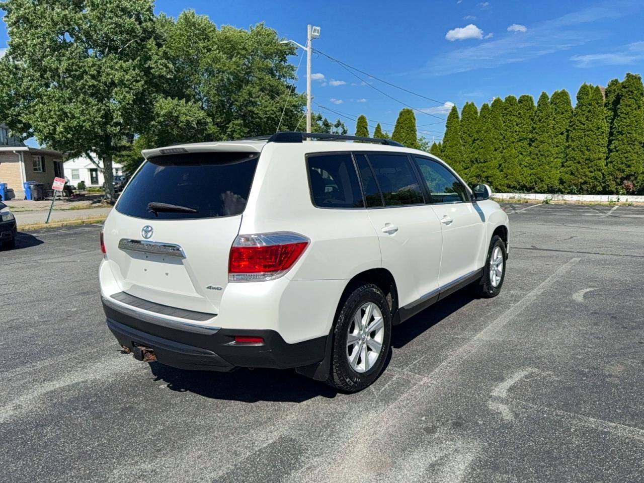 2011 Toyota Highlander Base White vin: 5TDBK3EH6BS057645