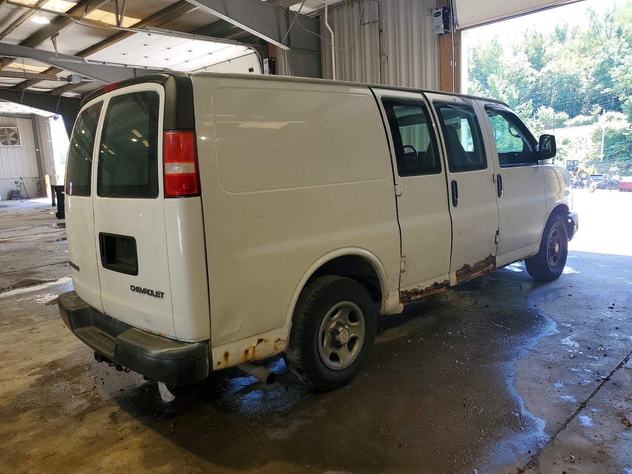 2006 Chevrolet Express G1500 White vin: 1GCFG15X661156824