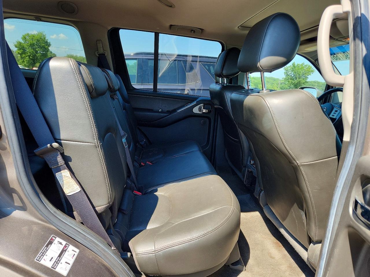 2005 Niss Pathfinder Tan vin: 5N1AR18W35C768484