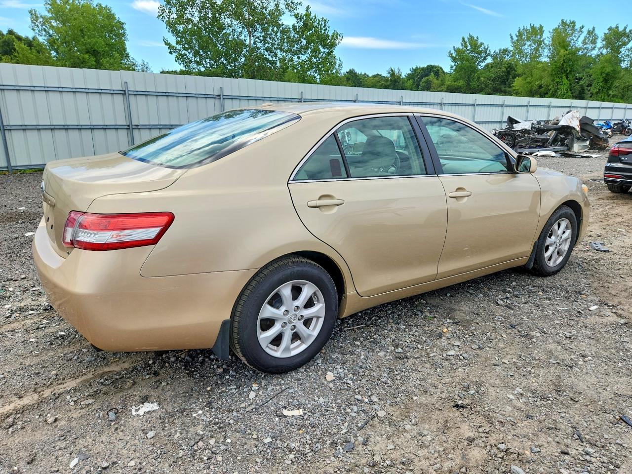 2011 Toyota Camry Le Gold vin: 4T1BF3EK1BU679898