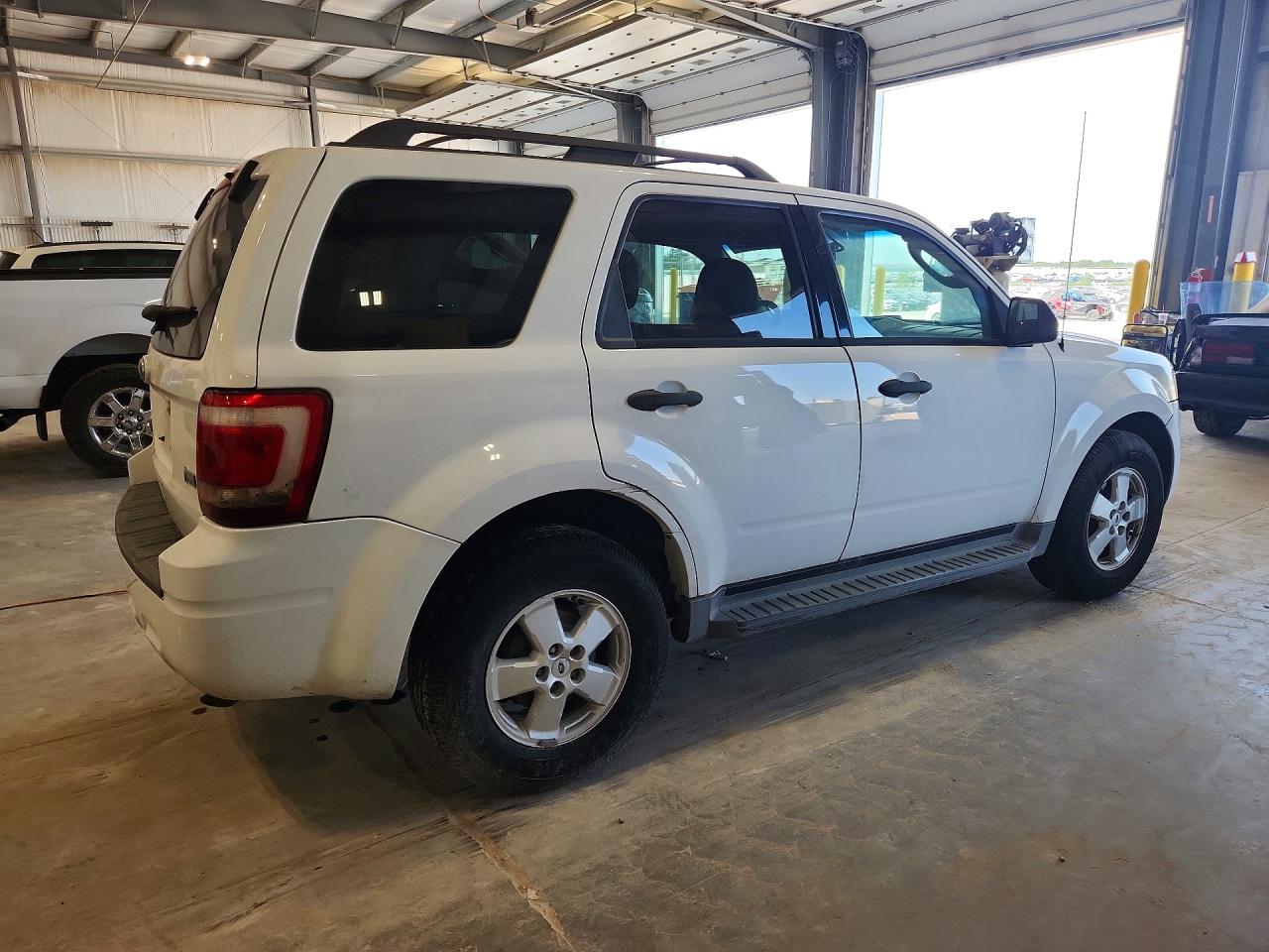 2010 Ford Escape Xlt White vin: 1FMCU9DG8AKC35177