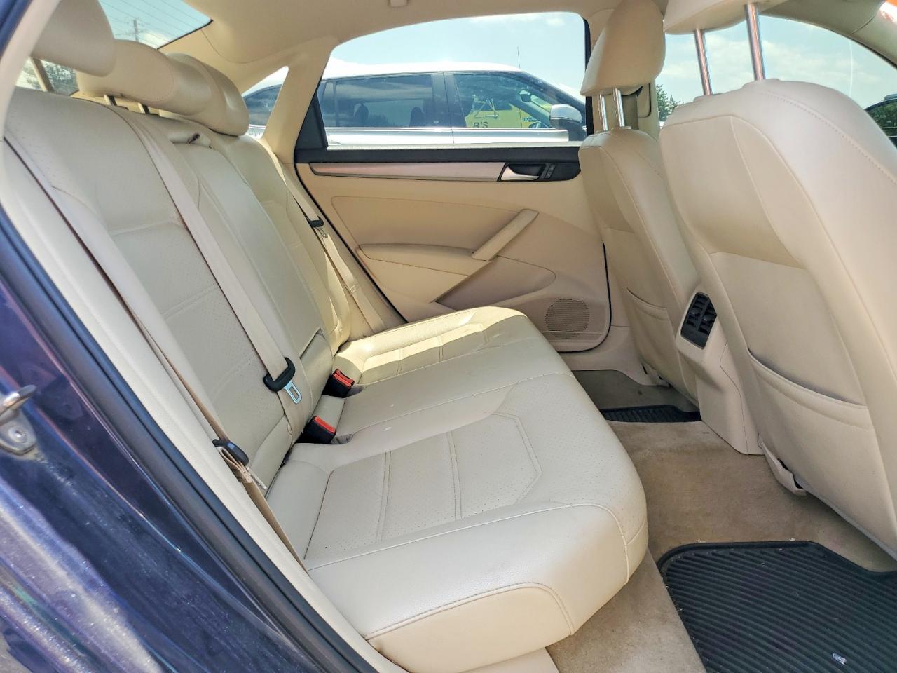 2015 Volkswagen Passat Se Blue vin: 1VWBT7A31FC033336