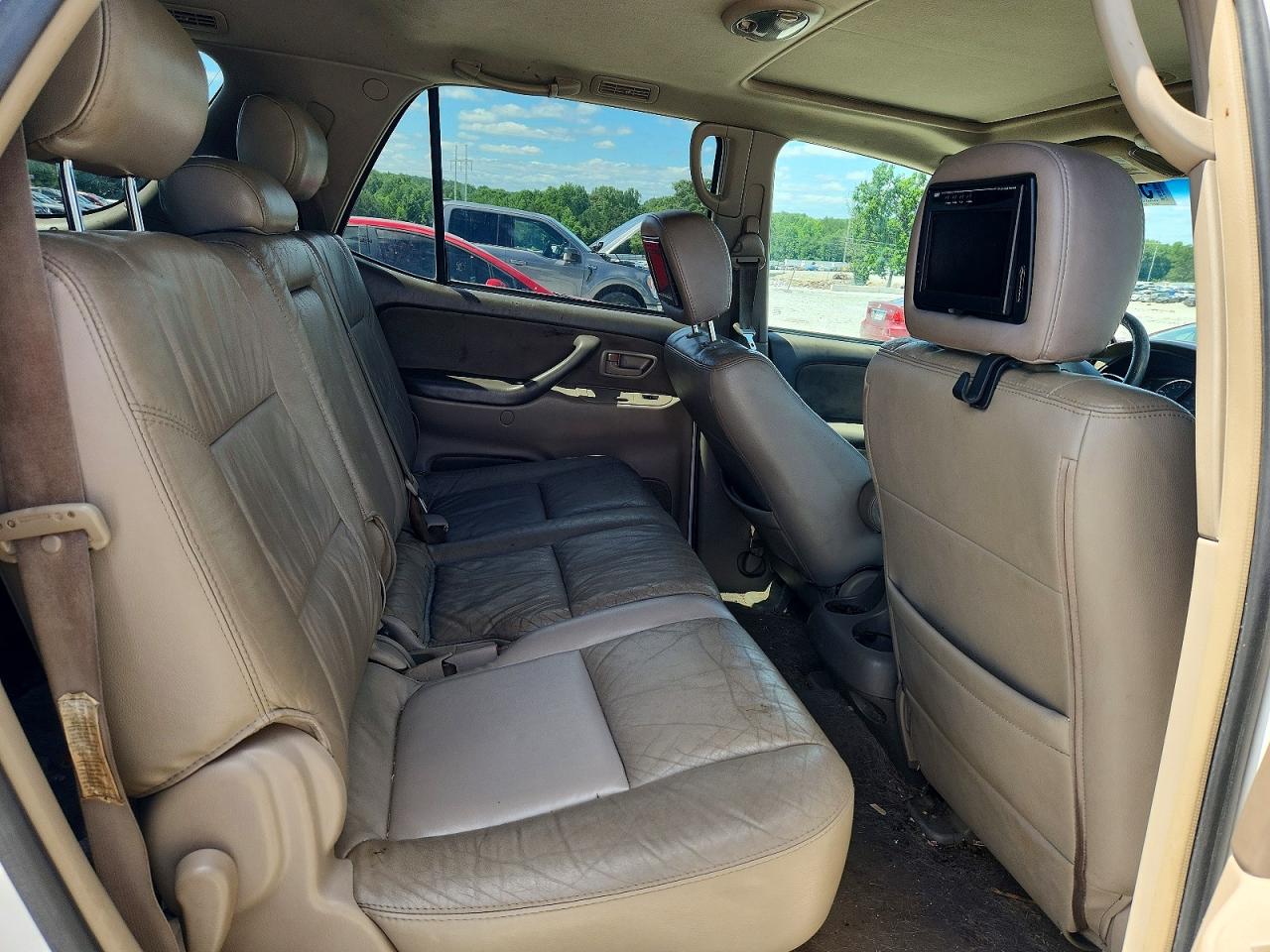 2005 Toyota Sequoia Sr5 White vin: 5TDZT34A45S260604