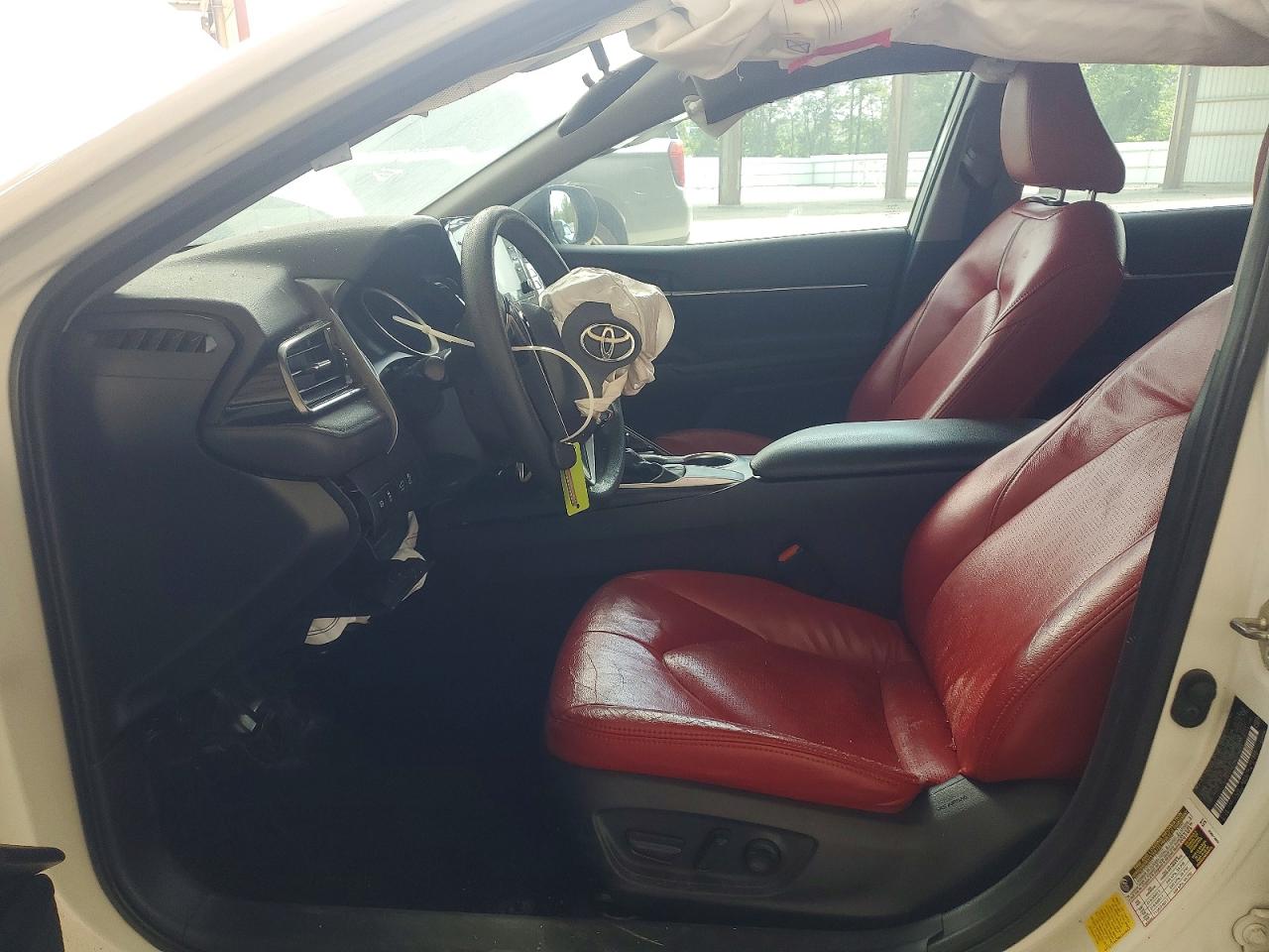 2021 Toyota Camry Le White vin: 4T1C11AK3MU514693