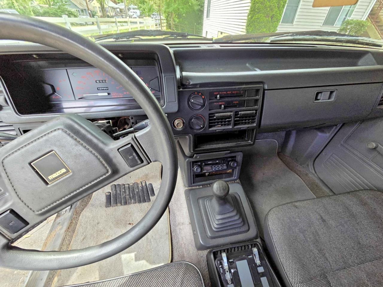 1989 Mazda B2200 Cab Plus Silver vin: JM2UF3135K0720502