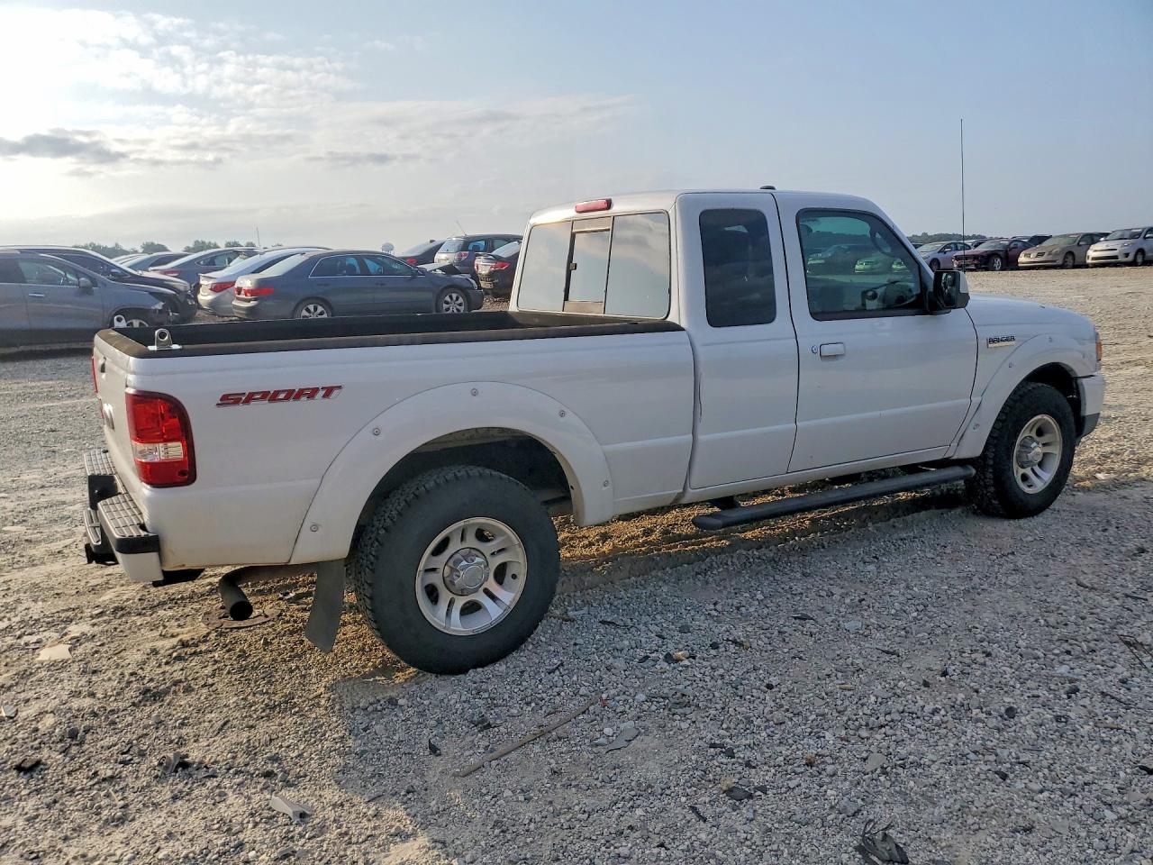 2011 Ford Ranger Super Cab White vin: 1FTKR4EE9BPA18453