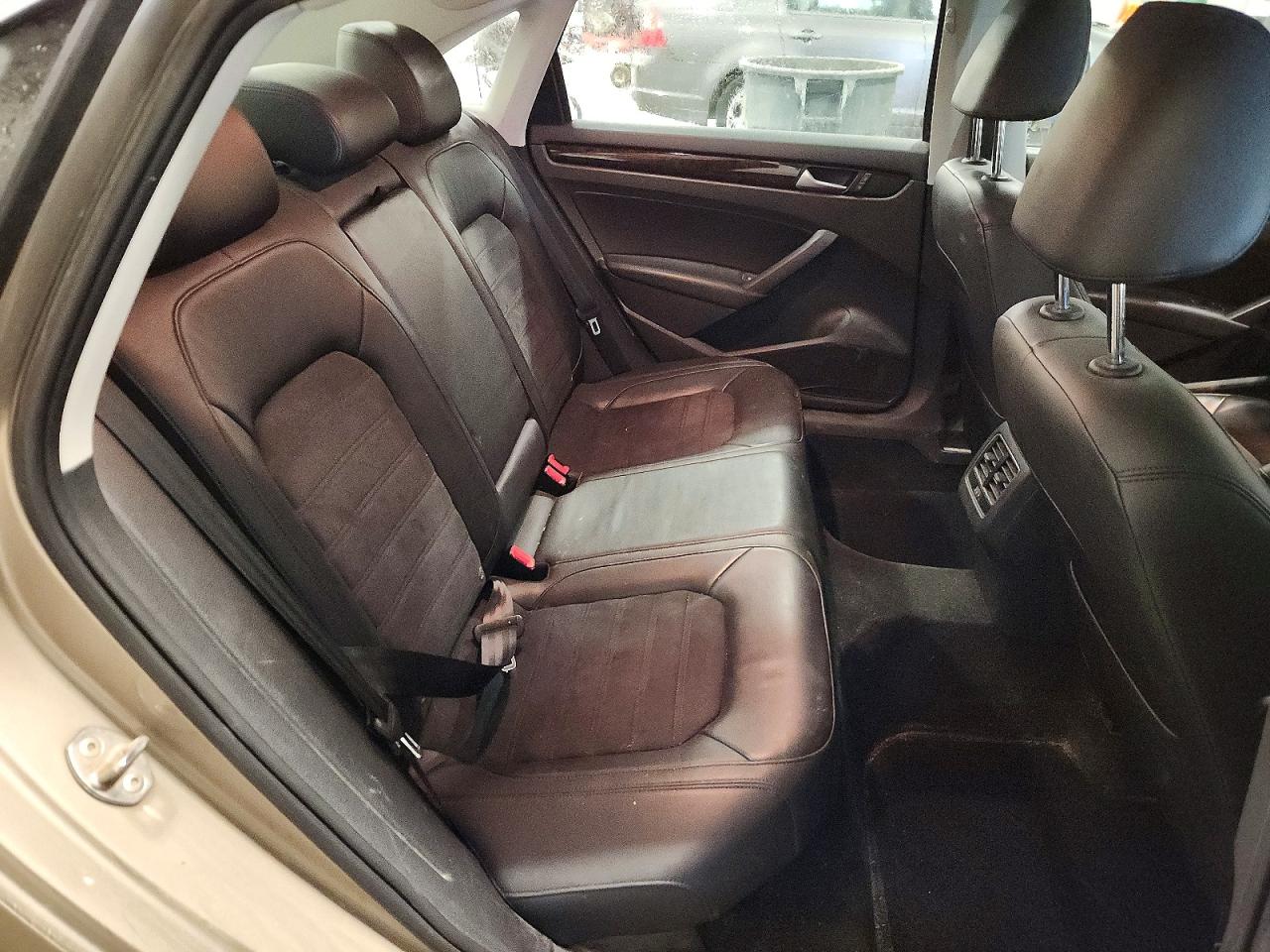2015 Volkswagen Passat Sel Желто-коричневый vin: 1VWCS7A32FC075229