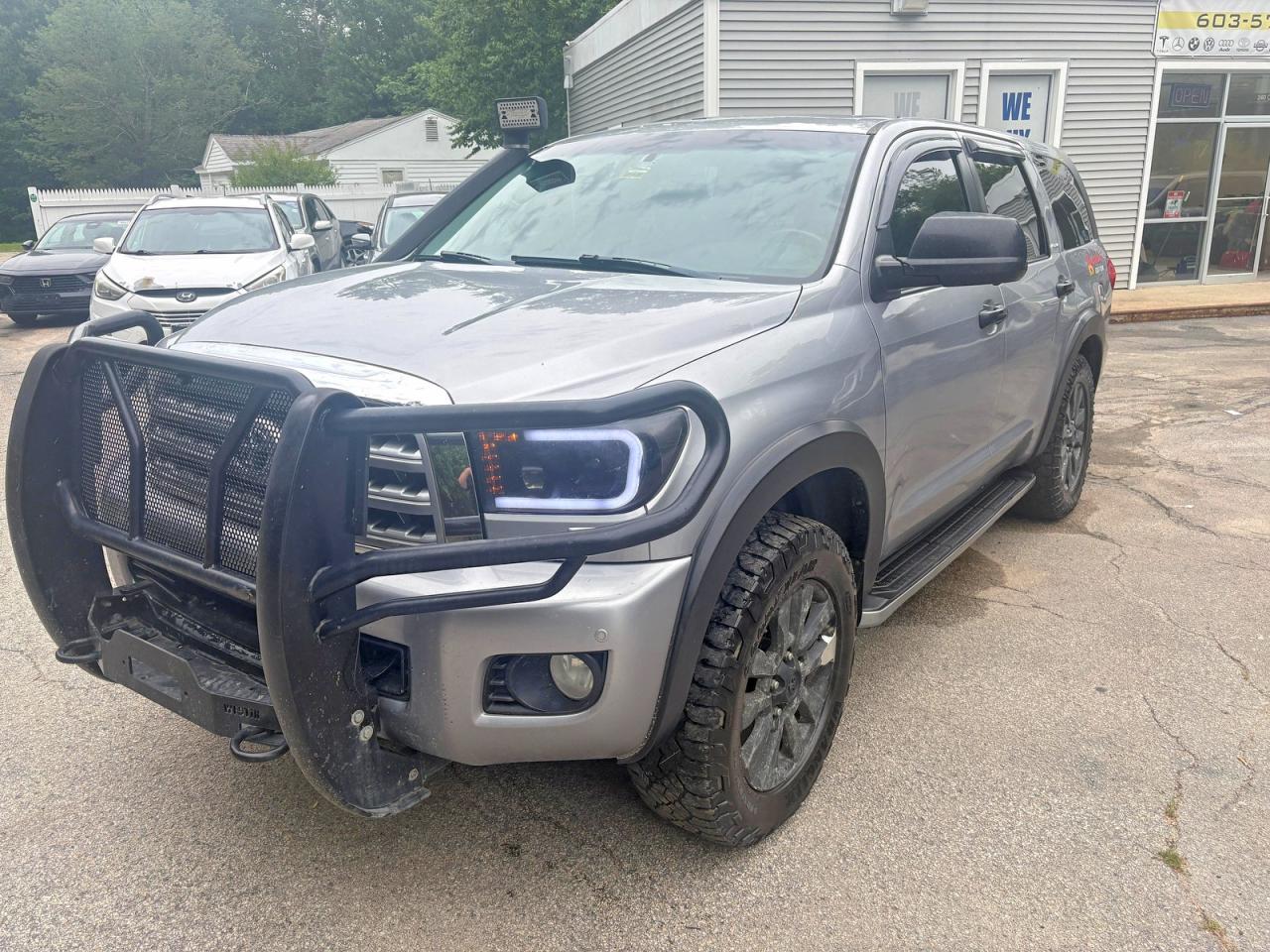 2010 Toyota Sequoia Platinum Gray vin: 5TDDY5G13AS028752