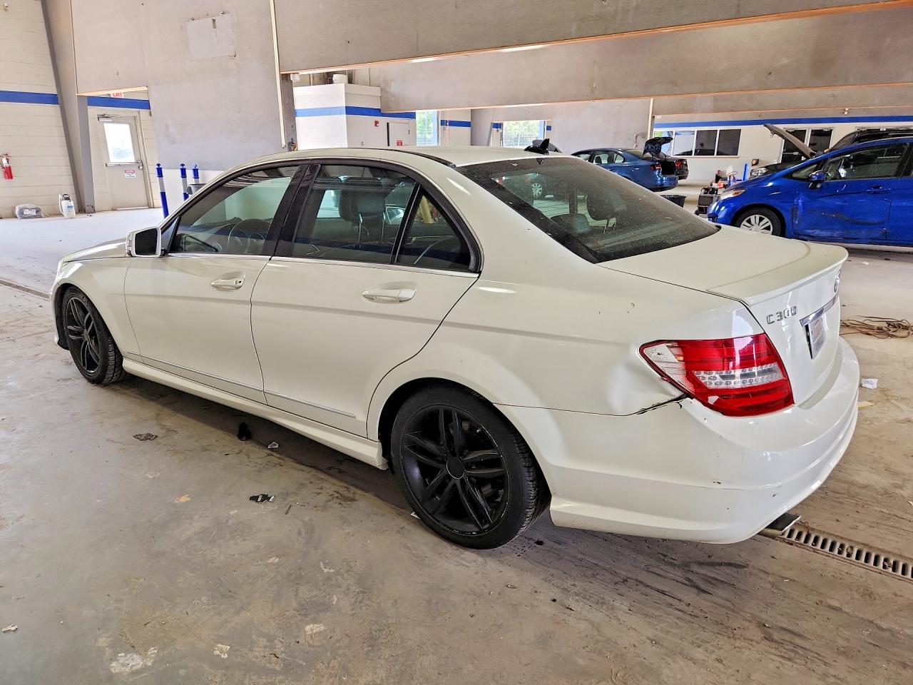 2012 Mercedes-benz C 300 4matic Белый vin: WDDGF8BB9CA692788