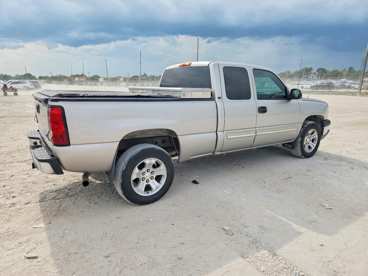 2004 Chevrolet Silverado C1500 Silver vin: 2GCEC19T241388813