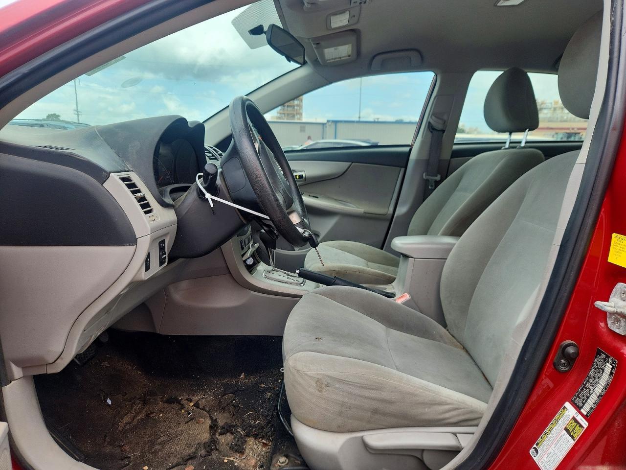 2011 Toyota Corolla Le Red vin: 2T1BU4EE0BC569481