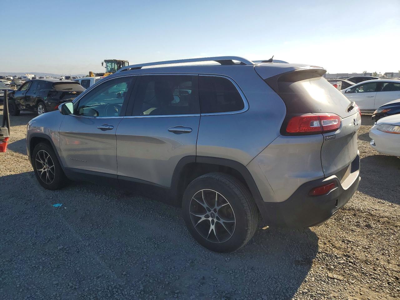 2015 Jeep Cherokee Latitude Silver vin: 1C4PJLCS0FW616751