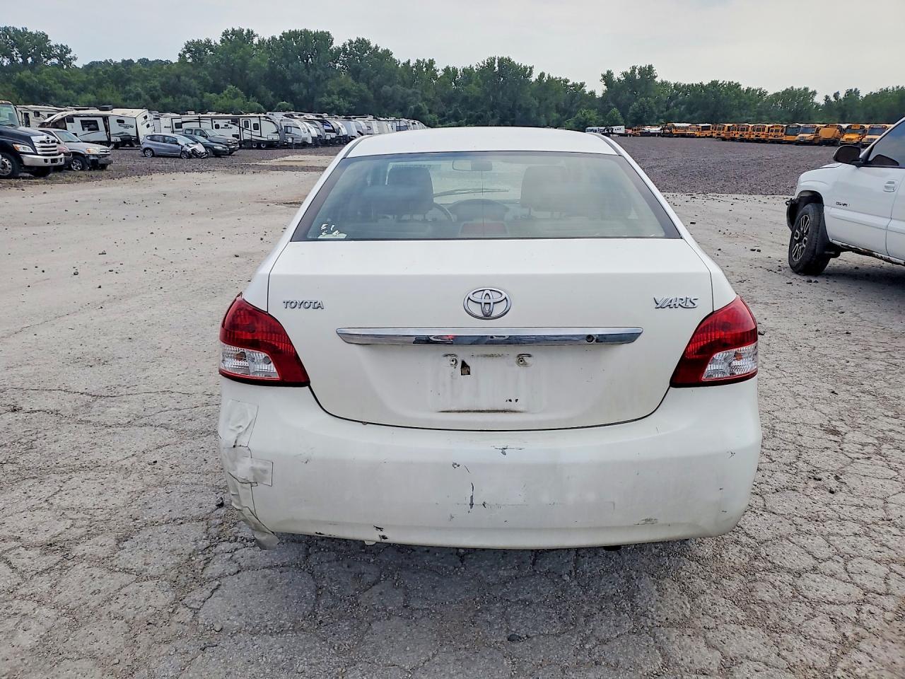 2010 Toyota Yaris Base White vin: JTDBT4K38A4074209