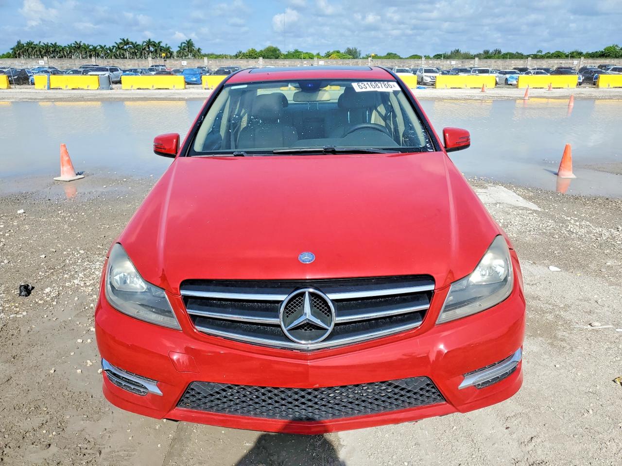 2014 Mercedes-benz C 250 Красный vin: WDDGF4HB6ER307790