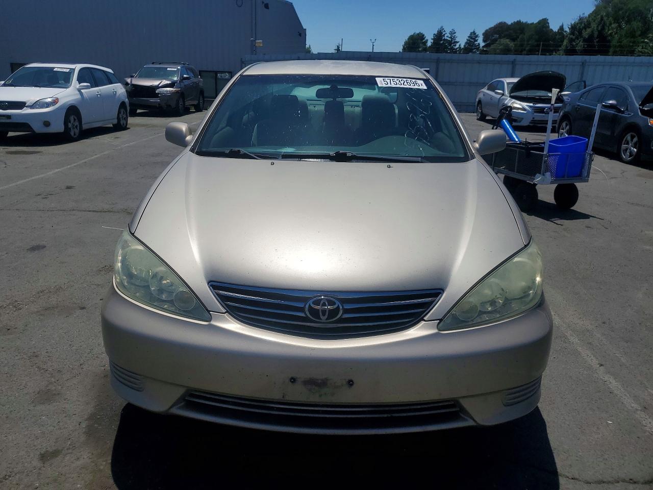 2005 Toyota Camry Le Золотой vin: 4T1BE32K05U065579