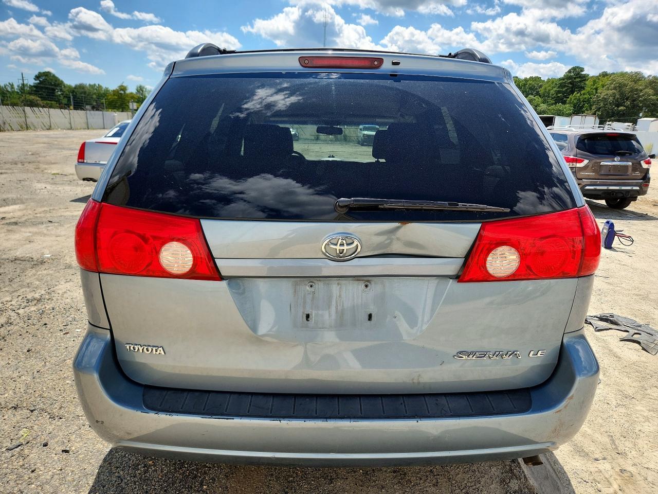 2010 Toyota Sienna Le 7-passenger Blue vin: 5TDKK4CC0AS335340