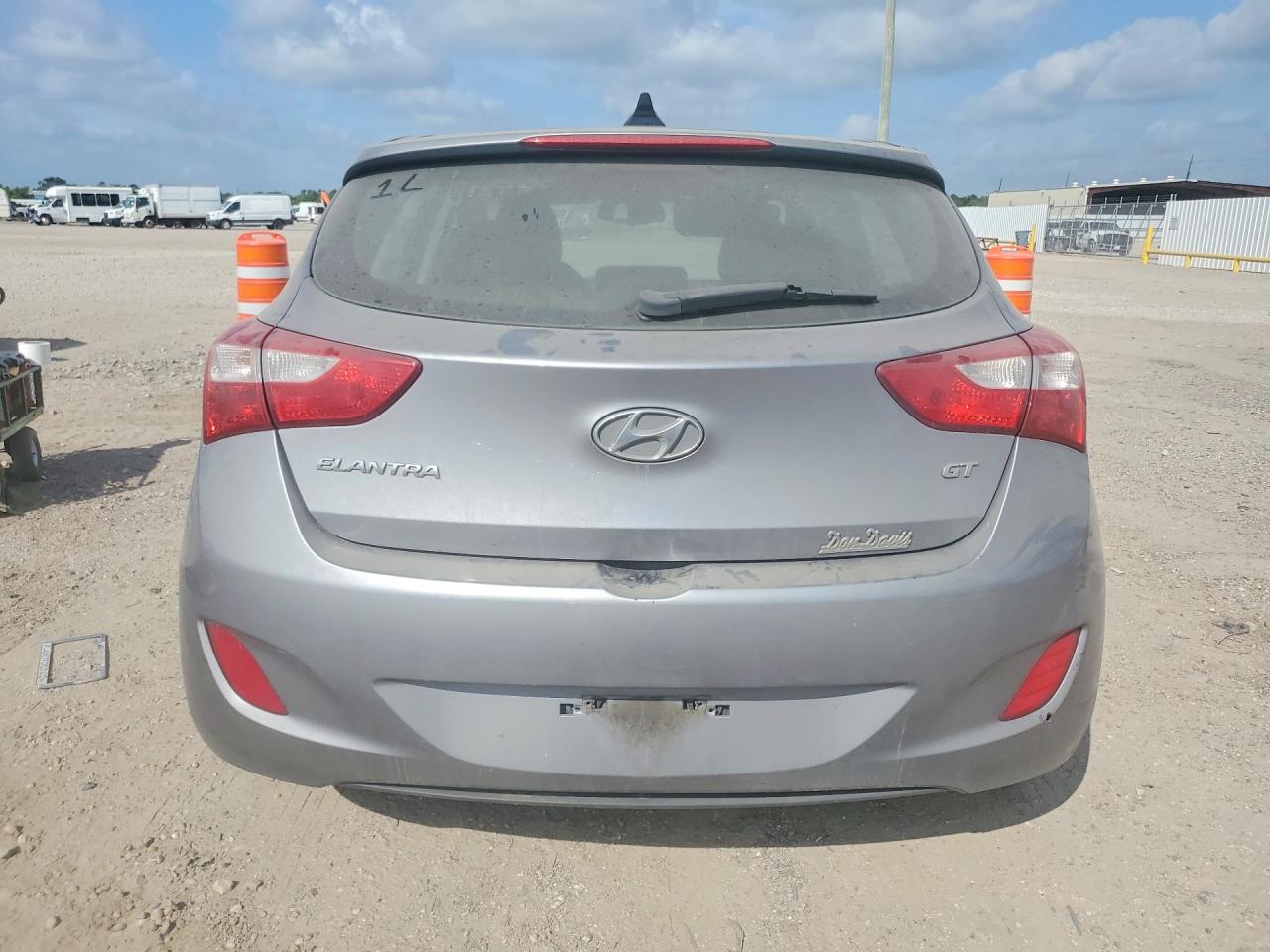 2013 Hyundai Elantra Gt Base Silver vin: KMHD35LEXDU058785