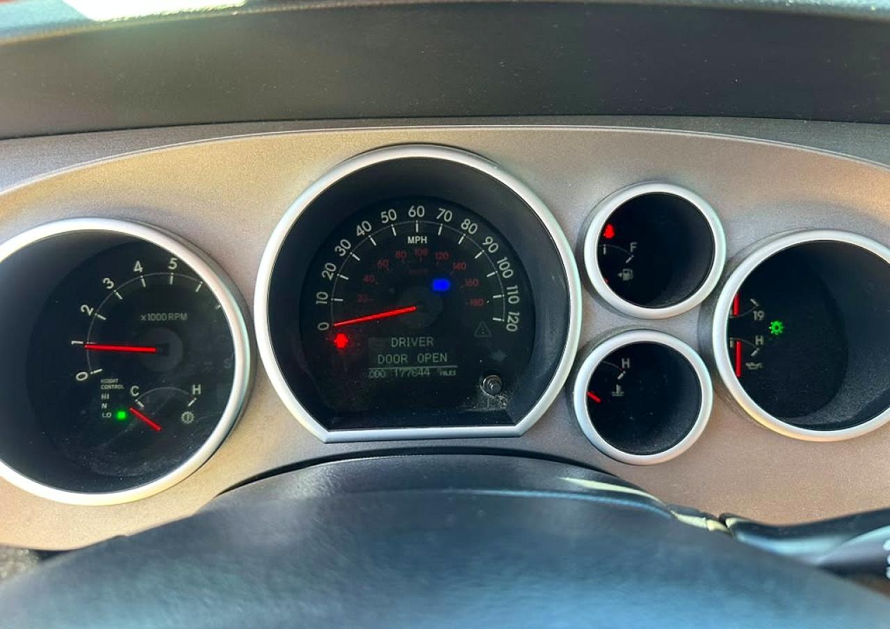 2011 Toyota Sequoia Platinum Черный vin: 5TDDY5G15BS054755