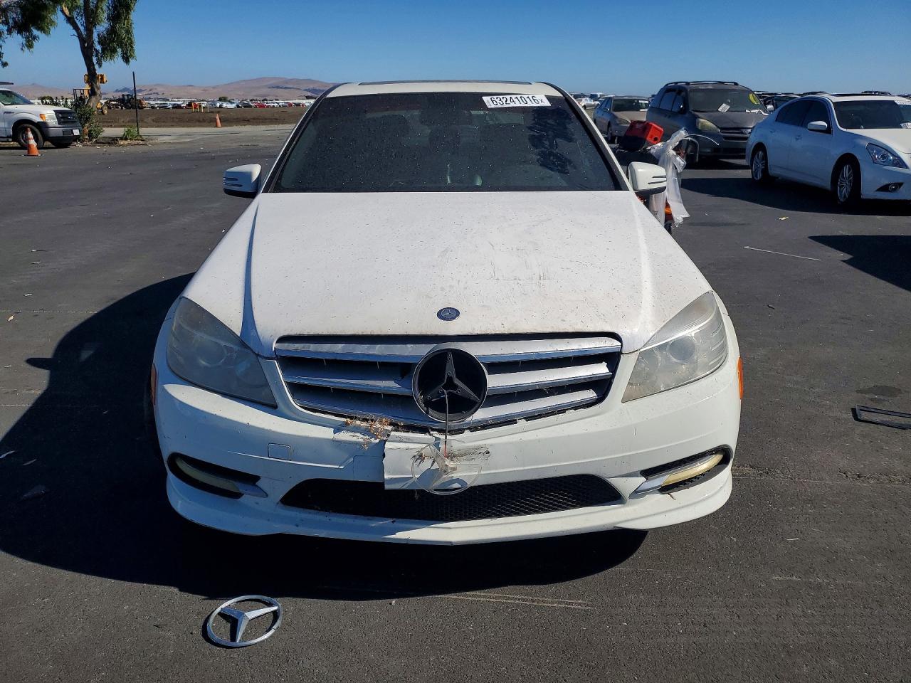 2010 Mercedes-benz C 300 White vin: WDDGF5EB2AR087262