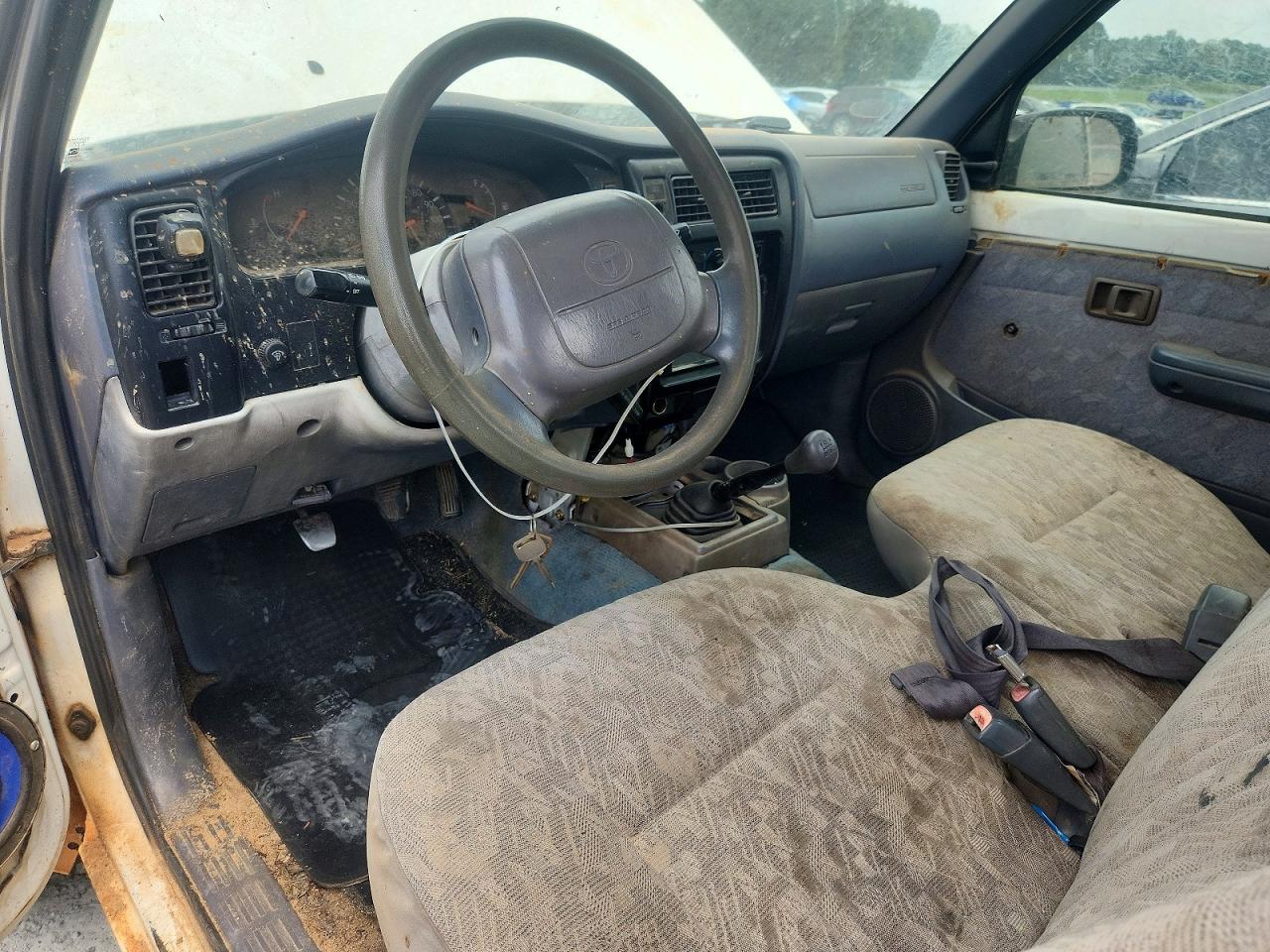 2000 Toyota Tacoma Base White vin: 4TANL42NXYZ590367
