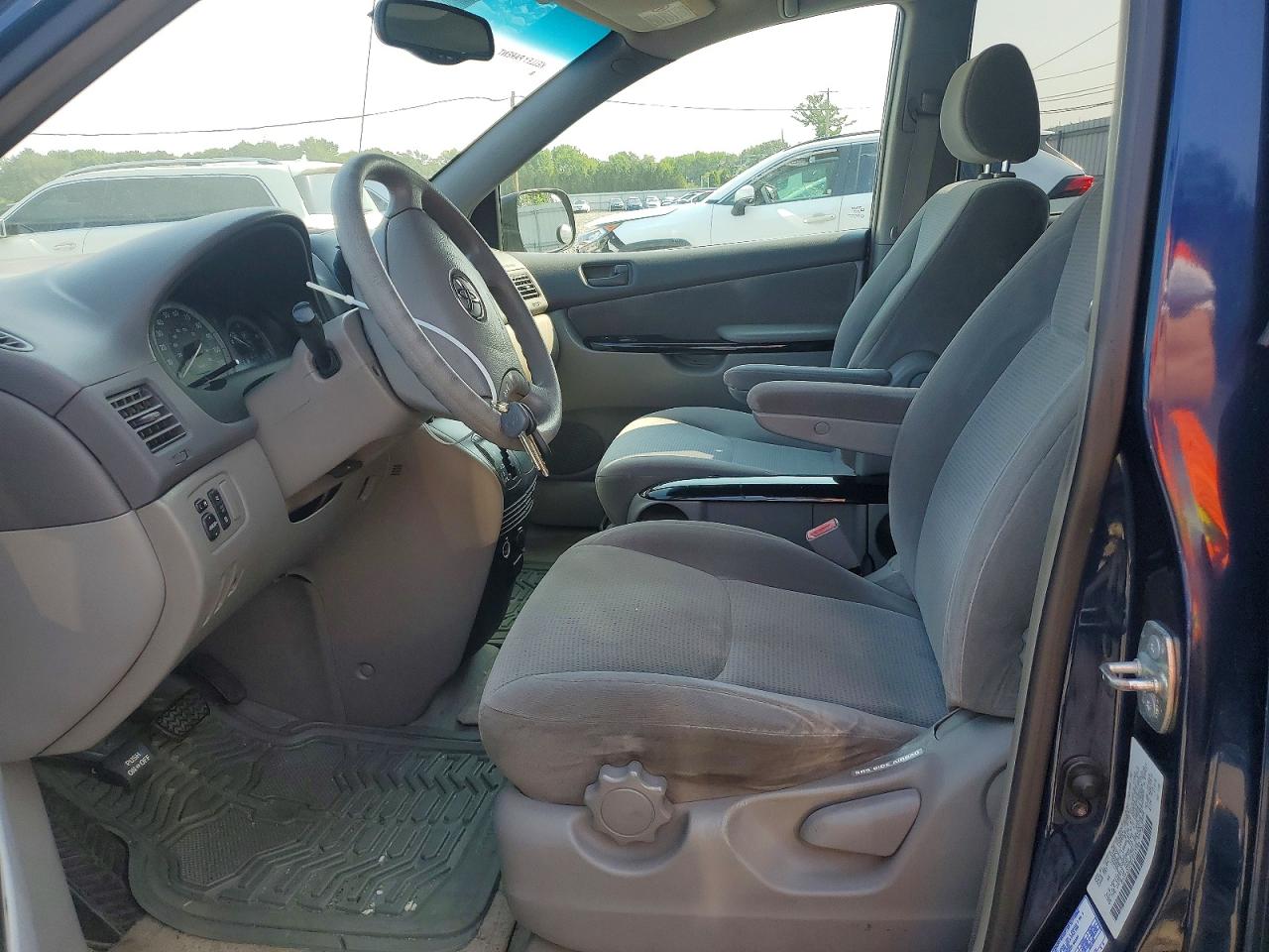 2004 Toyota Sienna Le 7 Passenger Blue vin: 5TDZA23C84S187769