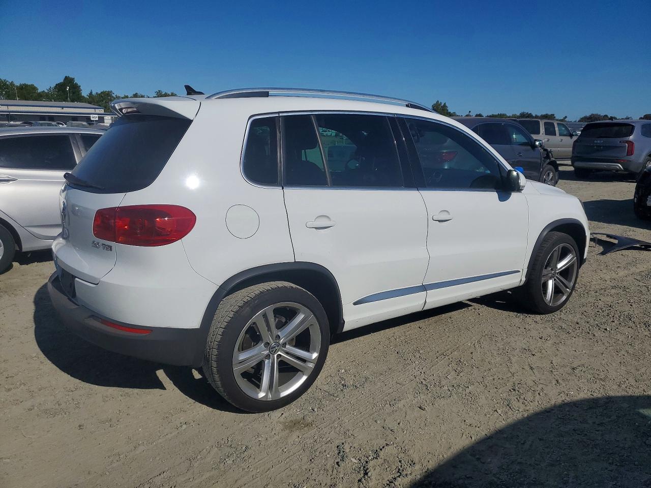 2014 Volkswagen Tiguan S White vin: WVGAV3AXXEW103879