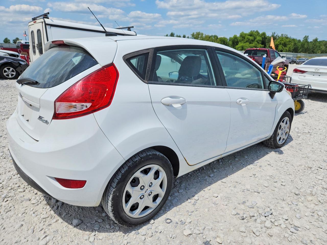 2013 Ford Fiesta S White vin: 3FADP4TJ4DM201305