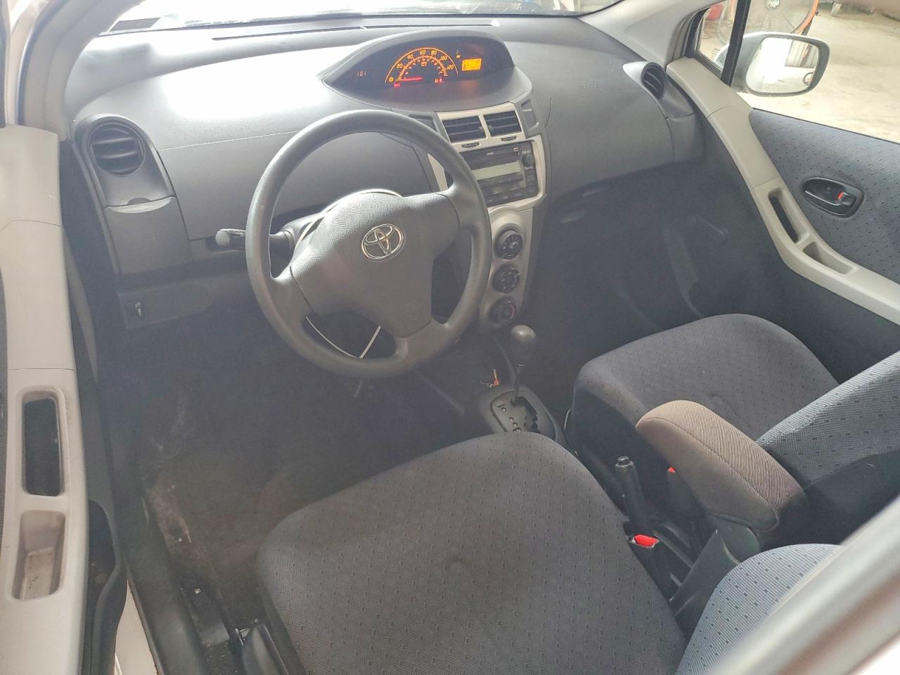 2009 Toyota Yaris Base Белый vin: JTDJT903X95261856