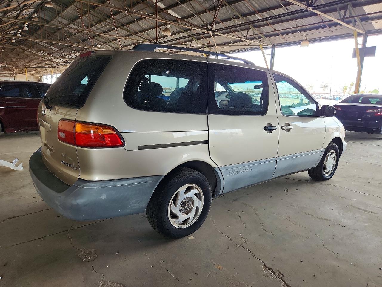 2000 Toyota Sienna Le Tan vin: 4T3ZF13C5YU268342