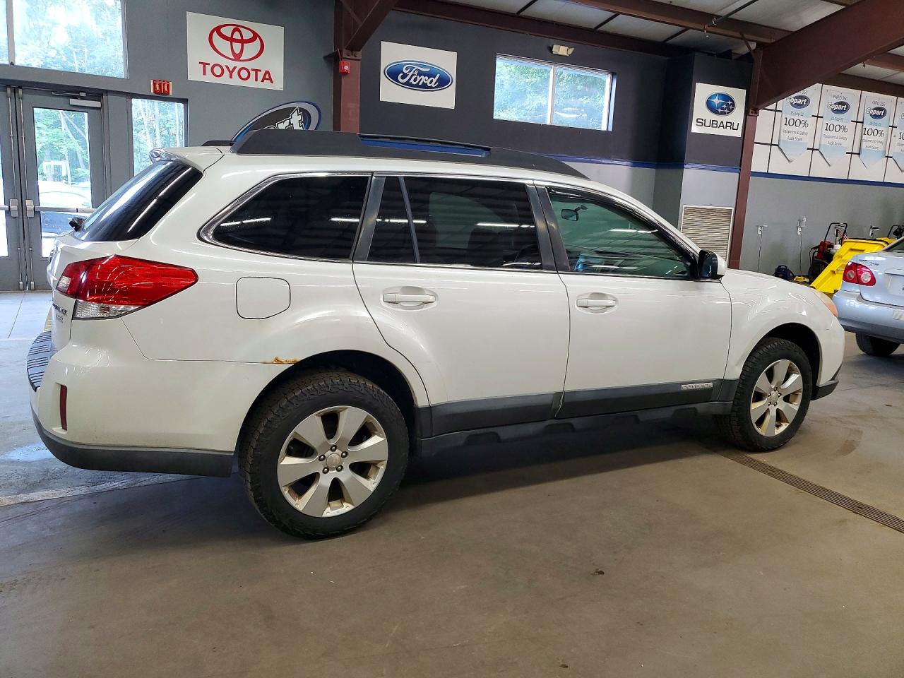 2010 Subaru Outback 2.5i Premium Белый vin: 4S4BRBGCXA3371365