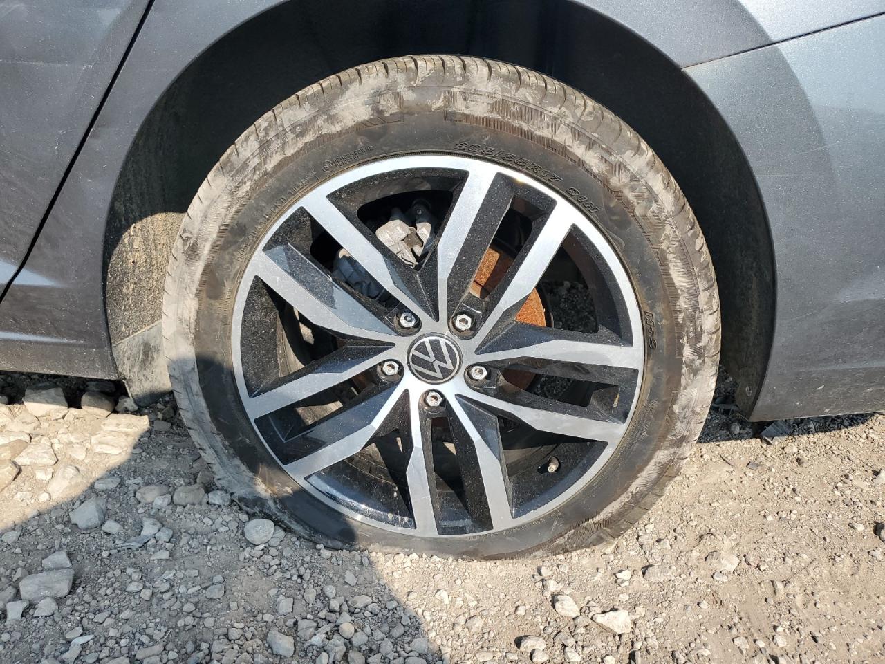 2026 Volkswagen Jetta Se Gray vin: 3VW7W7BU8TM013325 Damage: Left Rear Tire, Worn, Replacement Required