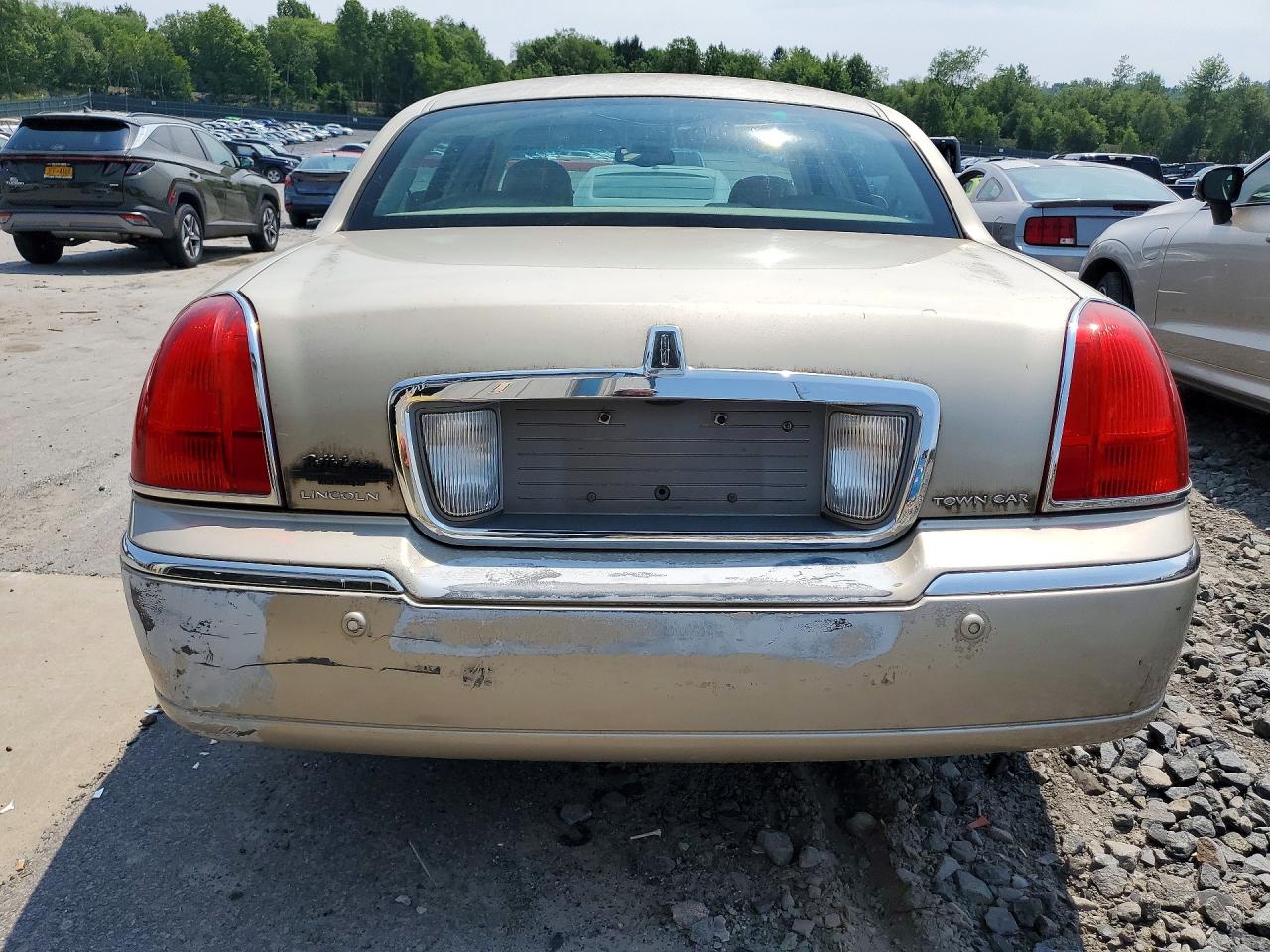2004 Lincoln Town Car Executive Red vin: 1LNHM81W04Y679666