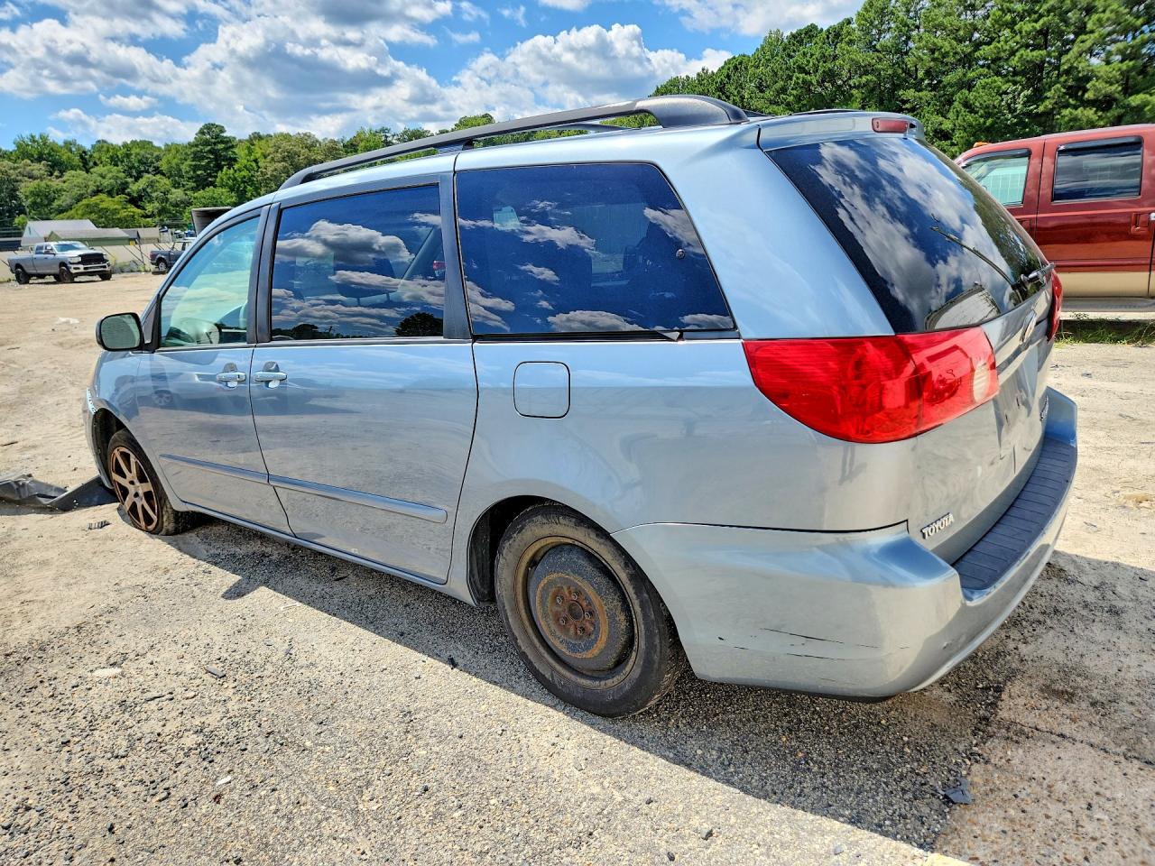 2010 Toyota Sienna Le 7-passenger Blue vin: 5TDKK4CC0AS335340