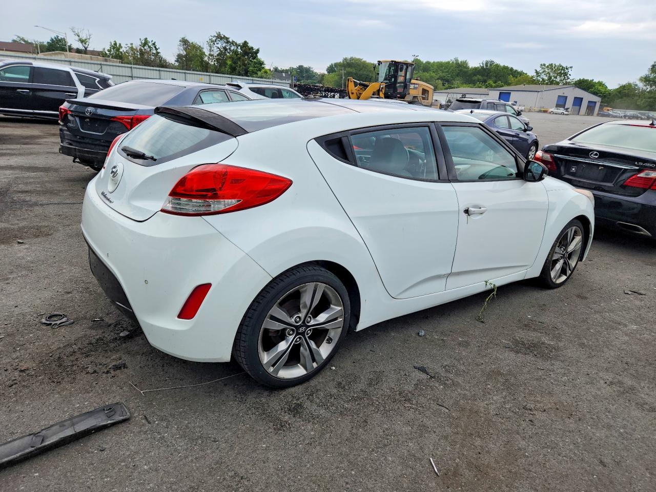 2012 Hyundai Veloster Base White vin: KMHTC6AD5CU056517