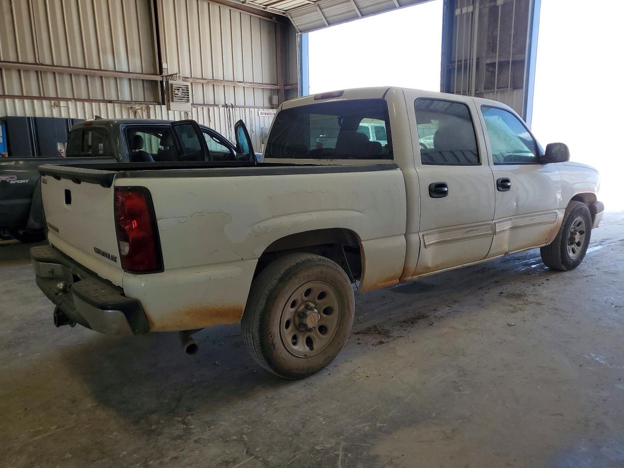 2005 Chevrolet Silverado C1500 White vin: 2GCEC13T351333488